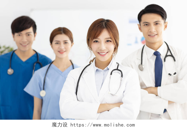 面带微笑的亚洲医生亚洲医疗队、医生和护士肖像.